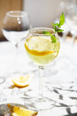 Limonata ya da naneli mojito kokteyli soğuk, ferahlatıcı içecek ya da buzlu içecek. İnce bir bacakta ev yapımı limoncello. Margarita kokteyli. Bardağında limon dilimi olan.. 