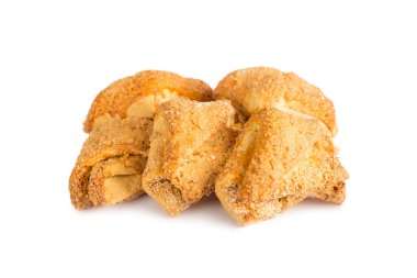 Beyaz arka planda izole edilmiş bir şekerleme. Beyaz arka planda tatlı kekler, kurabiyeler, kurabiyeler