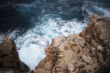Akdeniz'in kayalık deniz kıyısı