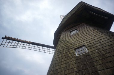 Gökyüzüne karşı eski Rüzgar değirmeni