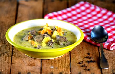 Ahşap arka plan üzerinde sebze çorbası