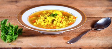 Ahşap arka plan üzerinde sebze çorbası