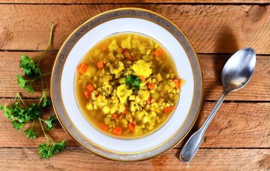 Ahşap arka plan üzerinde sebze çorbası