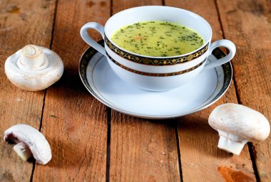 Ahşap arka plan üzerinde sebze çorbası