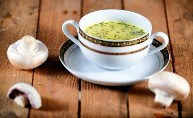 Ahşap arka plan üzerinde sebze çorbası