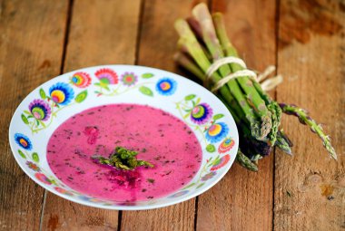 Ahşap arka plan üzerinde sebze çorbası