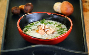 Ahşap arka plan üzerinde sebze çorbası