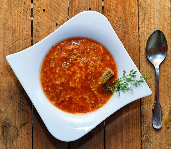 Sopa de legumes em um fundo de madeira — Fotografia de Stock