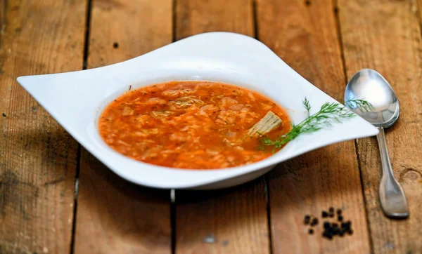 Gemüsesuppe auf Holzgrund — Stockfoto