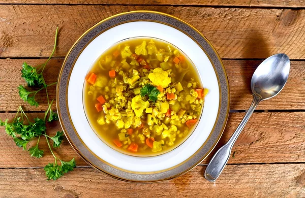 Ahşap arka plan üzerinde sebze çorbası