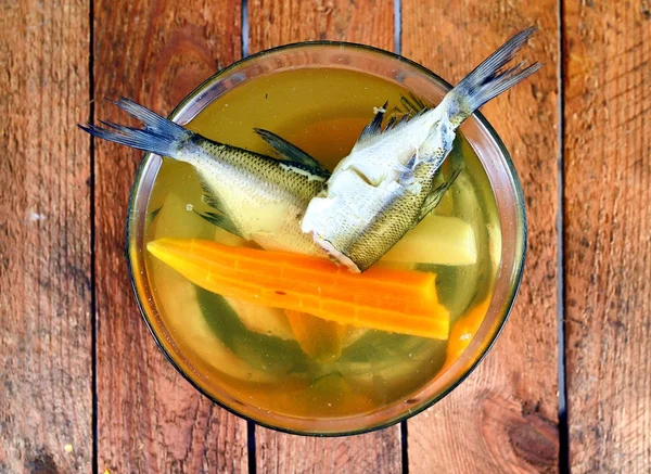 Ahşap arka plan üzerinde sebze çorbası