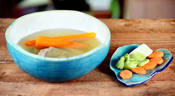 Soupe de légumes sur fond de bois — Photo