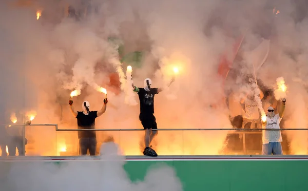 Legia Warszawa aficionados al fútbol . — Foto de Stock