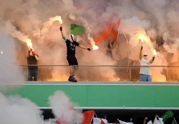 Legia Warszawa aficionados al fútbol . — Foto de Stock