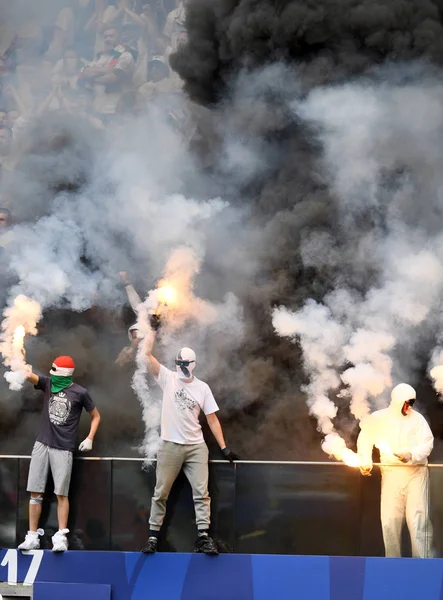 Legia Warszawa voetbalsupporters. — Stockfoto