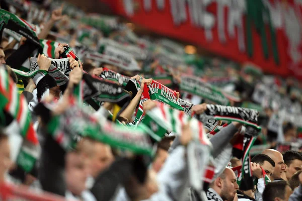 Legia Warszawa voetbalsupporters. — Stockfoto