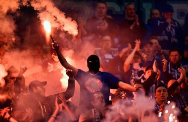 Futbol taraftarları fişekleri ile