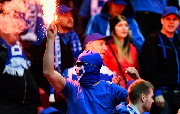 Futbol taraftarları fişekleri ile