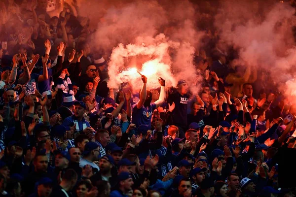 Futbol taraftarları fişekleri ile