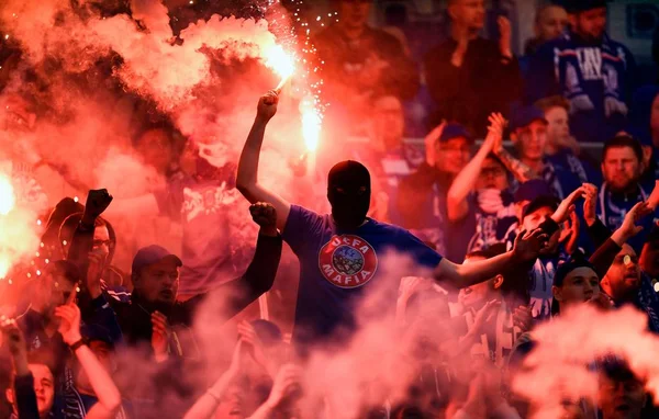 Apoiantes de futebol com flares — Fotografia de Stock