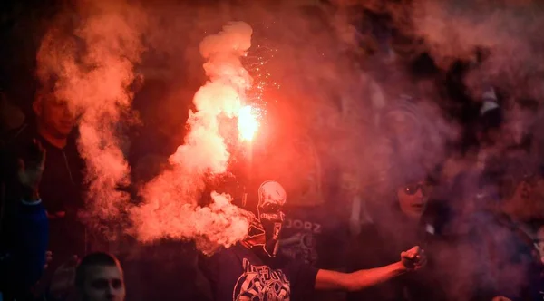 Futbol taraftarları fişekleri ile