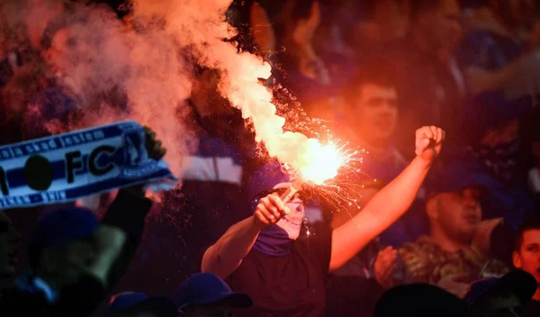 Apoiantes de futebol com flares — Fotografia de Stock