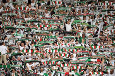 Legia taraftarları fişekleri ile