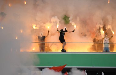 Legia taraftarları fişekleri ile