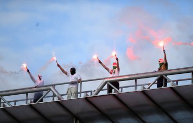 Legia taraftarları fişekleri ile