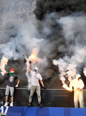 Legia taraftarları fişekleri ile