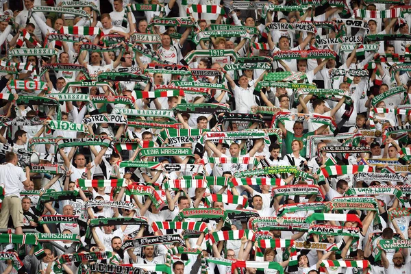 Apoiantes Legia com flares — Fotografia de Stock