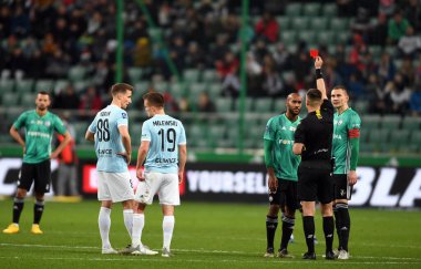 Varşova, Polonya, 08 Mart 2020: Legia Warszawa ile Piast Gliwice arasında oynanan Polonya Süper Ligi Ekstraklasa futbol maçı, özgür Jaroslaw Przybyl Jose Kante 'ye kırmızı kart verdi (Legia Warszawa) 