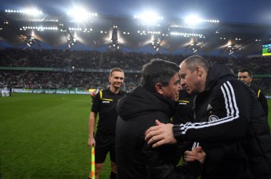 Varşova, Polonya, 08 Mart 2020: Legia Warszawa ile Piast Gliwice, Waldemar Fornalik teknik direktörü (Piast Gliwice) Aleksandar Vukoviç (Legia Warszawa) 
