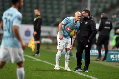 Varşova, Polonya, 08 Mart 2020: Polonya Süper Ligi Ekstraklasa futbol maçı Legia Warszawa ve Piast Gliwice, Jakub Czerwinski (Piast Gliwice) Waldemar Fornalik teknik direktörü (Piast Gliwice) arasında) 