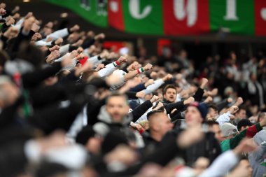 Varşova, Polonya, 08 Mart 2020: Polonya Süper Ligi Ekstraklasa futbol maçı Legia Warszawa ve Piast Gliwice, Legia Warszawa futbol taraftarları arasında