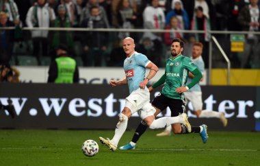 Varşova, Polonya, 08 Mart 2020: Legia Warszawa ve Piast Gliwice arasındaki Polonya Süper Ligi Ekstraklasa futbol maçı, Mikkel Kirkeskov (Piast Gliwice) Pawel Wszolek (Legia Warszawa)) 