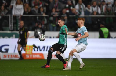 Varşova, Polonya, 08 Mart 2020: Polonya Süper Ligi Ekstraklasa futbol maçı Legia Warszawa ve Piast Gliwice, Marco Vesoviç (Legia Warszawa) Mikkel Kirkeskov (Piast Gliwice) 