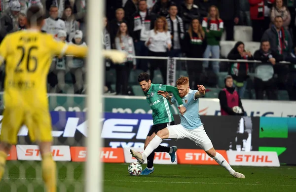 Varşova, Polonya, 08 Mart 2020: Legia Warszawa ile Piast Gliwice, Pawel Wszolek (Legia Warszawa) Mikkel Kirkeskov (Piast Gliwice) arasındaki Polonya Süper Ligi Ekstraklasa futbol maçı) 