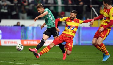 Varşova, Polonya, 22 Şubat 2020: Polonya Süper Ligi Ekstraklasa futbol maçı: Legia Warszawa - Jagiellonia Bialystok, Arvydas Novikovas (Legia Warszawa) Bogdan Tiru (Jagiellonia)) 