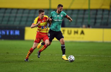 Varşova, Polonya, 22 Şubat 2020: Polonya Süper Ligi Ekstraklasa futbol maçı: Legia Warszawa - Jagiellonia Bialystok, Taras Romanchuk (Jagiellonia) Mateusz Wieteska (Legia Warszawa) 