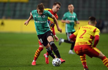 Varşova, Polonya, 22 Şubat 2020: Polonya Süper Ligi Ekstraklasa futbol maçı: Legia Warszawa - Jagiellonia Bialystok, Jesus Imaz (Jagiellonia) Arvydas Novikovas (Legia Warszawa) 