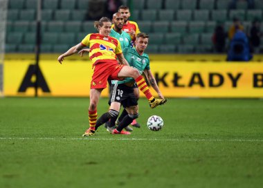 Varşova, Polonya, 22 Şubat 2020: Polonya Süper Ligi Ekstraklasa futbol maçı: Legia Warszawa - Jagiellonia Bialystok, Bodvar Bodvarsson (Jagiellonia) Arvydas Novikovas (Legia Warszawa) 