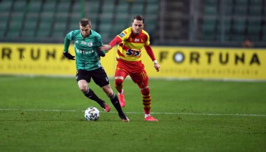 Varşova, Polonya, 22 Şubat 2020: Polonya Süper Ligi Ekstraklasa futbol maçı: Legia Warszawa - Jagiellonia Bialystok, Domagoj Antoliç (Legia Warszawa) Jesus Imaz (Jagiellonia)) 