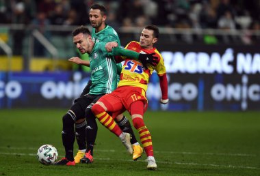 Varşova, Polonya, 22 Şubat 2020: Polonya Süper Ligi Ekstraklasa futbol maçı: Legia Warszawa - Jagiellonia Bialystok, Jesus Imaz (Jagiellonia) Marco Vesoviç (Legia Warszawa)) 