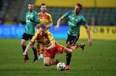Varşova, Polonya, 22 Şubat 2020: Polonya Süper Ligi Ekstraklasa futbol maçı: Legia Warszawa - Jagiellonia Bialystok, Bodvar Bodvarsson (Jagiellonia) Arvydas Novikovas (Legia Warszawa) 