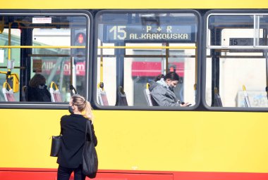 Varşova, Polonya, 16 Nisan 2020: Corona virüsü karantinası sırasında burun ve ağız kısıtlaması olan Varşova