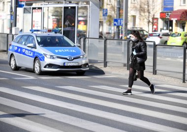 Varşova, Polonya, 16 Nisan 2020: Corona virüsü karantinası sırasında burun ve ağız kısıtlamalarıyla ilk gün Varşova, 