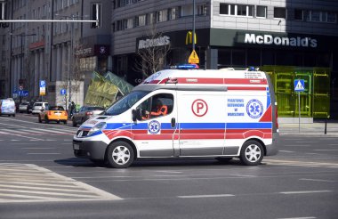 Varşova, Polonya, 16 Nisan 2020: Corona virüsü karantinası sırasında burun ve ağız kısıtlaması olan Varşova, ambulans