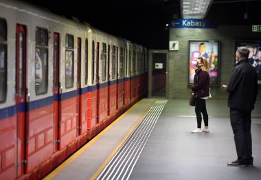Varşova, Polonya, 16 Nisan 2020: Corona virüsü karantinası sırasında burun ve ağız kısıtlaması olan Varşova
