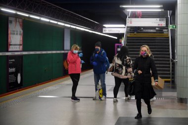 Varşova, Polonya, 16 Nisan 2020: Corona virüsü karantinası sırasında burun ve ağız kısıtlaması olan Varşova